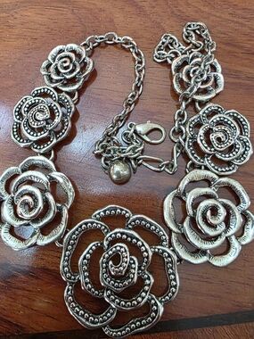 Preloved Silver Tone Metal Floral Rose Statement Necklace